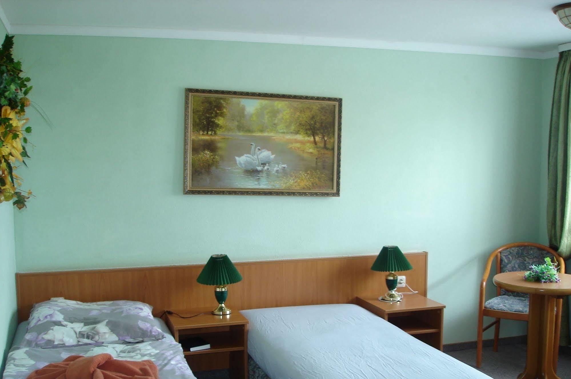 Pension Zum Schwanenteich Haldensleben Extérieur photo